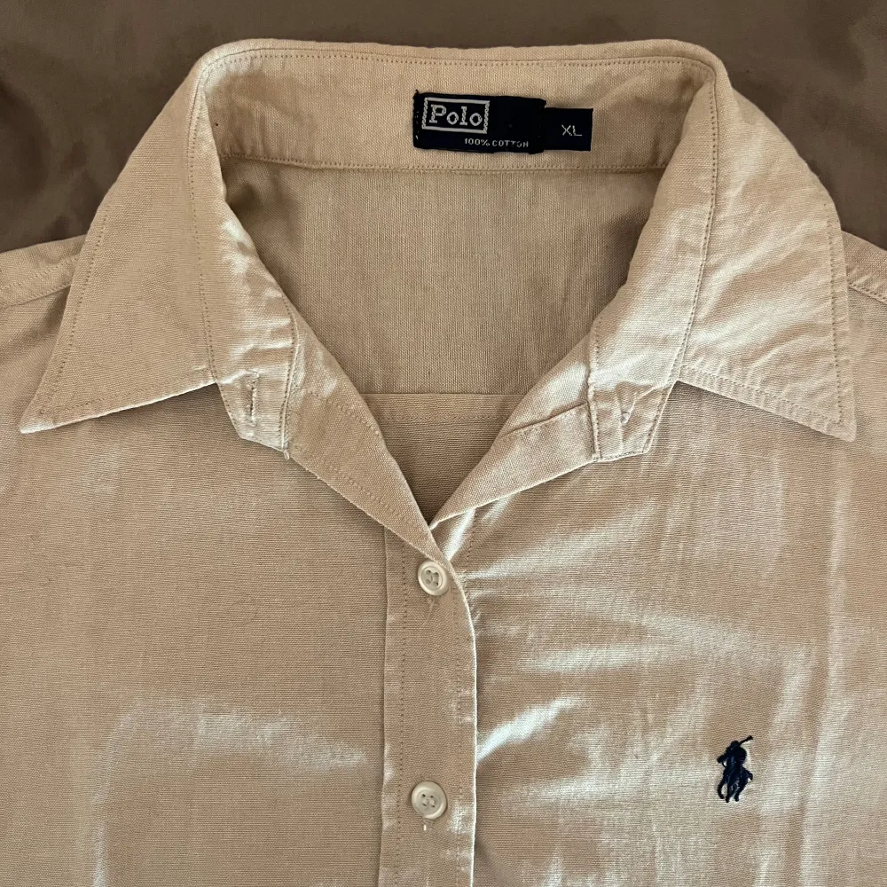 Beige kortärmad skjorta köpt second hand, liknar en linneskjorta💓 Barnstorlek XL, sitter som en S-M. Toppar.