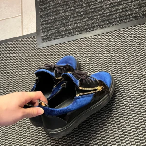 Giuseppe Zanotti  - Ett par feta Giuseppe Zanottis. Använda till och från i 3 månader. Färgen är svart och blå, storlek 41. Hör av er vid frågor. Priset är inte hugget i sten. Skick 9/10, tar emot eventuella byten.