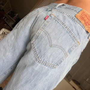 Levis 501 - Levis 501. W 32, L 34. Assnygg tvätt. Lite slitna längst ner i sömnen, men ser typ lite snyggt ut! 
