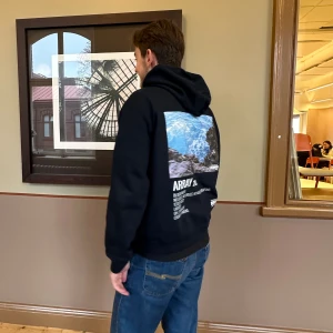 ARRAY hoodie mörkblå XL - RABBAT PÅ 30%!!! En mörkblå Array hoodie i storlek XL💙💙