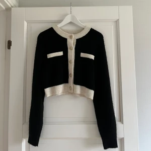 Tröja  - Säljer denna tröja från h&m, använd fåtal gånger men säljer då jag inte har någon användning för den