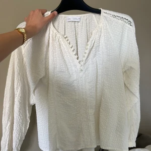 ZARA BLUS - Säljer min fina blus från zara då den inte kommer till användning, passar xs-s.