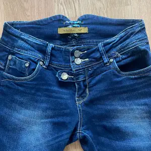 Skitsnygga Jeans med tre knappar/ Sthlm stil jeans, dome skinny men man kan sy ut och är inte alls slitna💘😇 