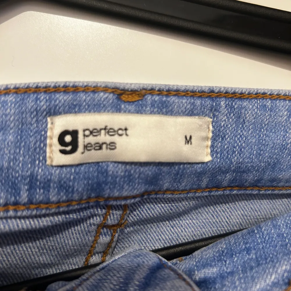 Trendiga jeans i fint skick använt få gånger säljer pga fel storlek. Från Gina i storlek M.. Jeans & Byxor.