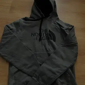 Grå huvtröja från the north face som knappt är använd , storlek XS 