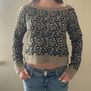 Leopard tröja  - Jätte fin leopard tröja i storlek xs/s. Jätte fin och bra skick, förutom att den har blivit lite uttöjd vid axlarna. Säljer för att jag inte använder den!💕 bara att skriva om ni har några frågor😇🩷