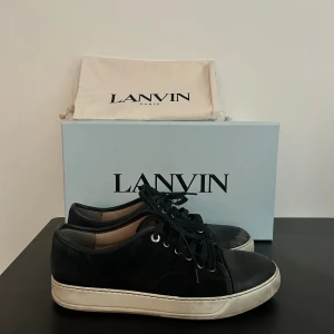 Lanvin skor - Ett par Lanvins i okej skick lite slitna men annars i bra skick allt og kommer med, storlek 43 UK 8 vid minsta lilla fråga skriv i pm mvh Nils 