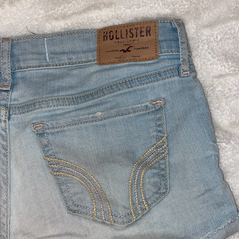 Säljer jeans short från Hollister. Använda men i bra skick. Kortare i modellen passar mig bra som har XS. Skriv priv om ni vill ha mer bilder.💓  . Shorts.