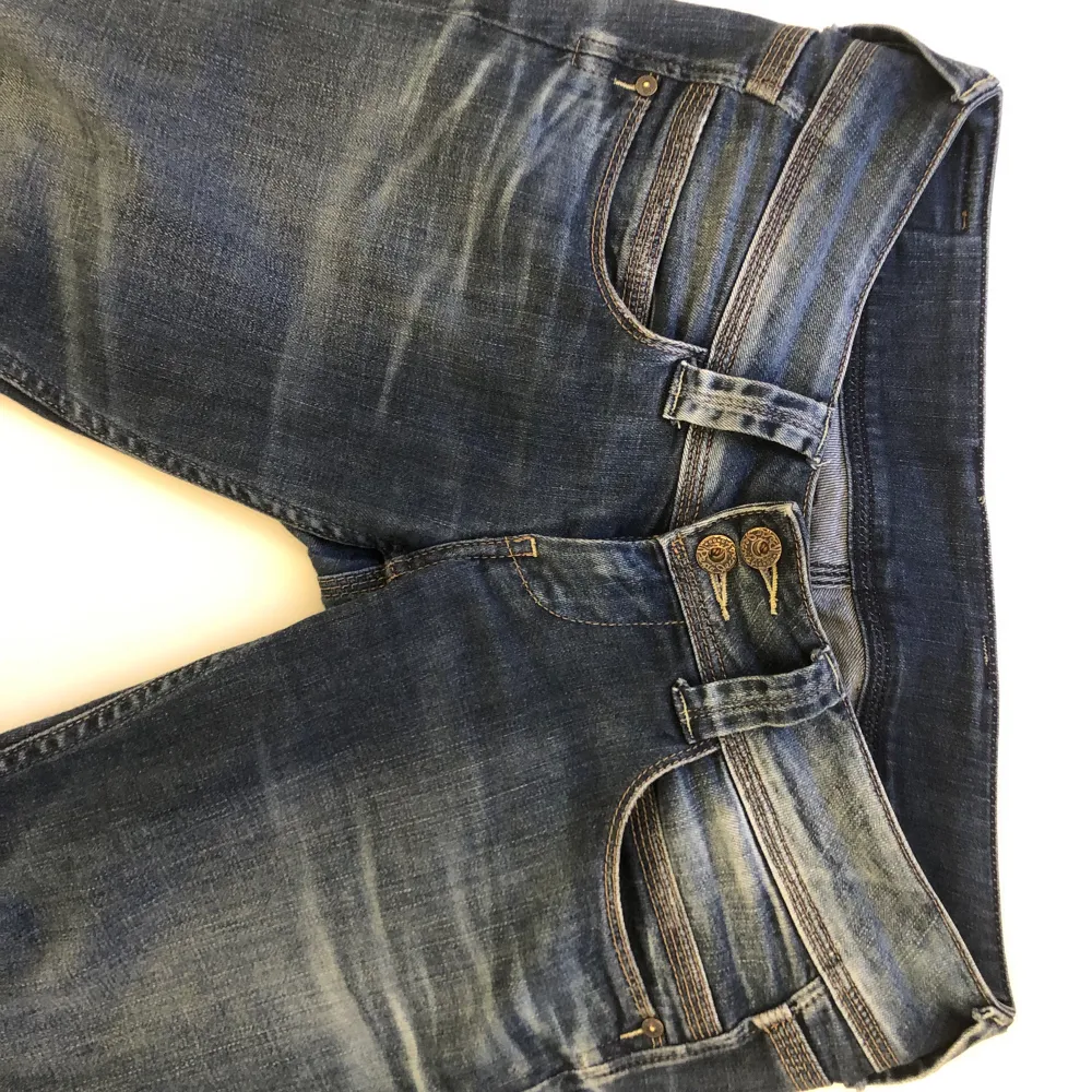 Säljer dessa supersnygga pepe jeans då de tyvärr är för långa för mig!💓 De är använda men har inga tecken på slitningar! Midjemått: 42 cm Nypris: ca 1000kr Pris går att diskutera vid snabb handel!🩷 Tryck gärna på köp nu!💓. Jeans & Byxor.