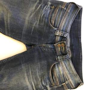 Säljer dessa supersnygga pepe jeans då de tyvärr är för långa för mig!💓 De är använda men har inga tecken på slitningar! Midjemått: 42 cm Nypris: ca 1000kr Pris går att diskutera vid snabb handel!🩷 Tryck gärna på köp nu!💓