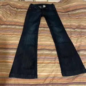Snygga mörkblå lågmidjade bootcut jeans som tyvärr aldrig används   Skriv för mer info eller bilder 🌸