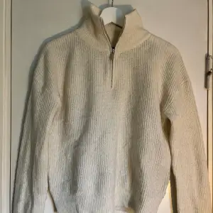 En krämvit, stickad, half-zip tröja från BikBok. Säljer då den inte längre kommer till användning. Inga defekter, inte nopprig, använd ett fåtal gånger.