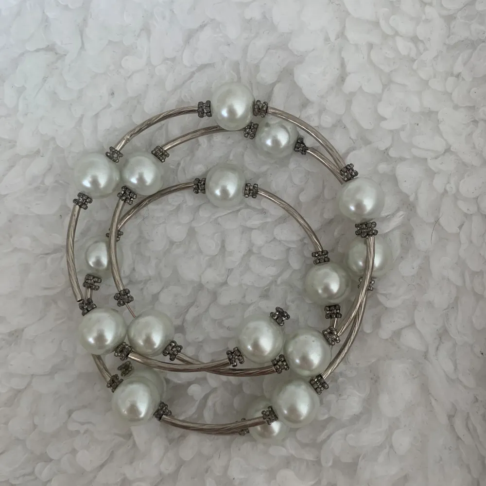 Ett spiralarmband i någon sorts metall med stora pärlor. Vet inte vart det kommer ifrån men det är knappt använt och i fint skick 💕💕. Accessoarer.