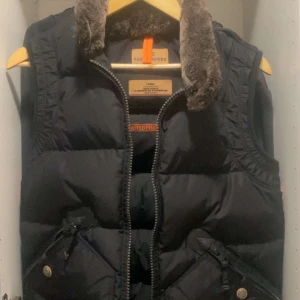 parajumper väst - Säljer en kobuk pj väst. Modellen är slutsåld överallt och är väldigt sällsynt. Västen är knappt använd  Endast testat den Skick 9/10 Storlek xs men passar i s också  Pris 3000kr Varan är redo att hämtas eller fraktas 