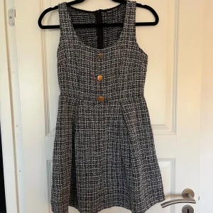 Tweed klänning - Tweed klänning med guldknappar, aldrig använd. Storlek 34/XS