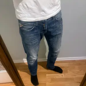 Jätte trendiga och snygga replay jeans, är som nyskick men har en liten mindre deffekt längst ner. Nypris: 1500kr. Mitt pris: 450kr. Om du har någon fundering eller vill ha flera bilder, skriv direkt!