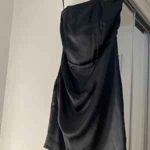 Fest klänning  - Jätte fin svart fest klänning,använd 1 gång.  Originalpris 600kr från bikbok.
