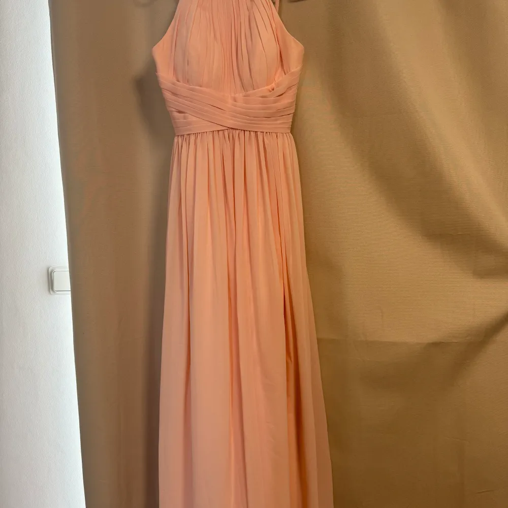 En superfin rosa klänning som passar perfekt som balklänning eller som en fin sommarklänning. Köpt från JJ’s house och har en inbyggd underkjol. . Klänningar.