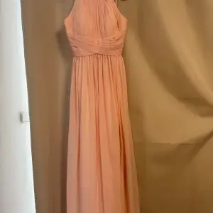 En superfin rosa klänning som passar perfekt som balklänning eller som en fin sommarklänning. Köpt från JJ’s house och har en inbyggd underkjol. 