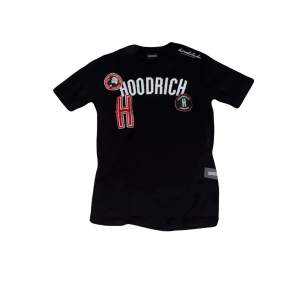 Säljer en t-shirt från Hoodrich  i storlek XS knappt använd cirka 1-3 gånger bra skick 9-10 