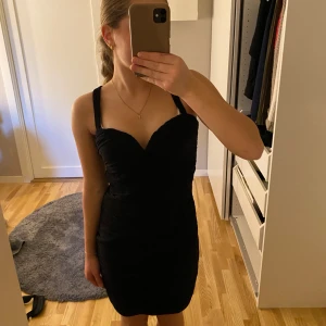 Klänning från rare london  - Aldrig använd då den inte var min stil. Man kan se materialet på sista bilden. Är korsad i ryggen och har även lite inlägg vid bysten. 
