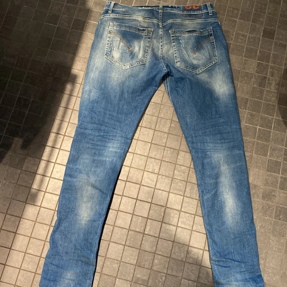 Ett par riktigt snygga par dondup George jeans som har slitningar och är riktigt snygga att ha året runt storlek 32. Jeans & Byxor.