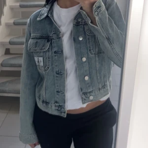 Jeans jacka  - Säljer denna jätte fina Calvin Klein jeansjackan. Jätte bra skick, inga skador. Endast använd nån gång. Köpt för 1299kr, pris kan diskuteras💕