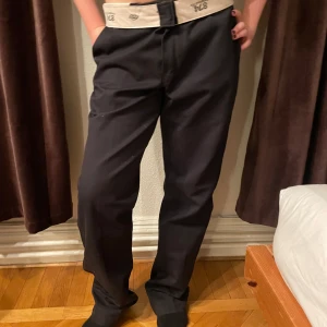  Dickies  - Jätte fina Dickies som tyvärr inte kommer till användning. Men är fint skick och köpta på Beyond Retro. Skulle säga att storleken är S/M