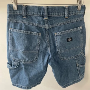 Jeansshorts Dickies  - Jeansshorts från Dickies med fickor och detaljer på sidorna. Storlek W28. Inget att anmärka på.