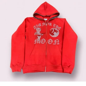 Aim for the moon - röd aim for the moon full zip rhinestone hoodie. storlek S💋unisex