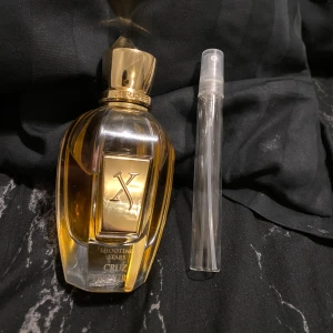 Xerjoff Cruz del Sur II 5/10 ml - Fin och lyxig gourmand doft som luktar mango. Perfekt till det varma sommarvädret.   5ml = 250kr 10ml = 450kr