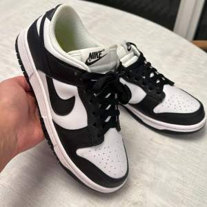 Säljer ett par Nike dunk low retro i färgen vit/svart. Använda 2-3 gånger. Storlek 36.5 passar även 37-37.5. Kvitto finns.