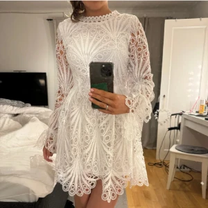 Vit klänning - Säljer nu denna as snygga klänningen från boohoo i storlek 36. Passar perfekt nu till studenten! Helt oanvänd och har lapparna kvar! Köptes här på Plick, finns ej kvar på hemsidan. (Lånad bild, egna bilder kan fixas vid intresse) 