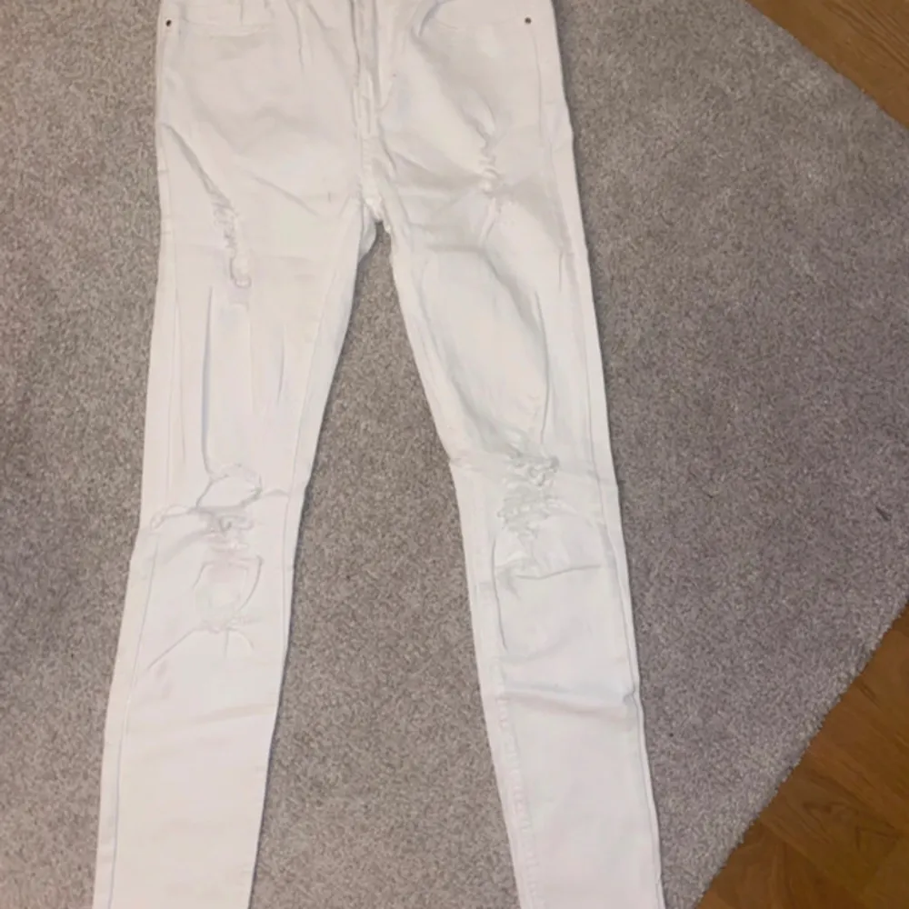Vita skinny jeans med hål på knäna. Storlek 34. Jeans & Byxor.