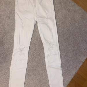 Vita skinny jeans med hål på knäna. Storlek 34