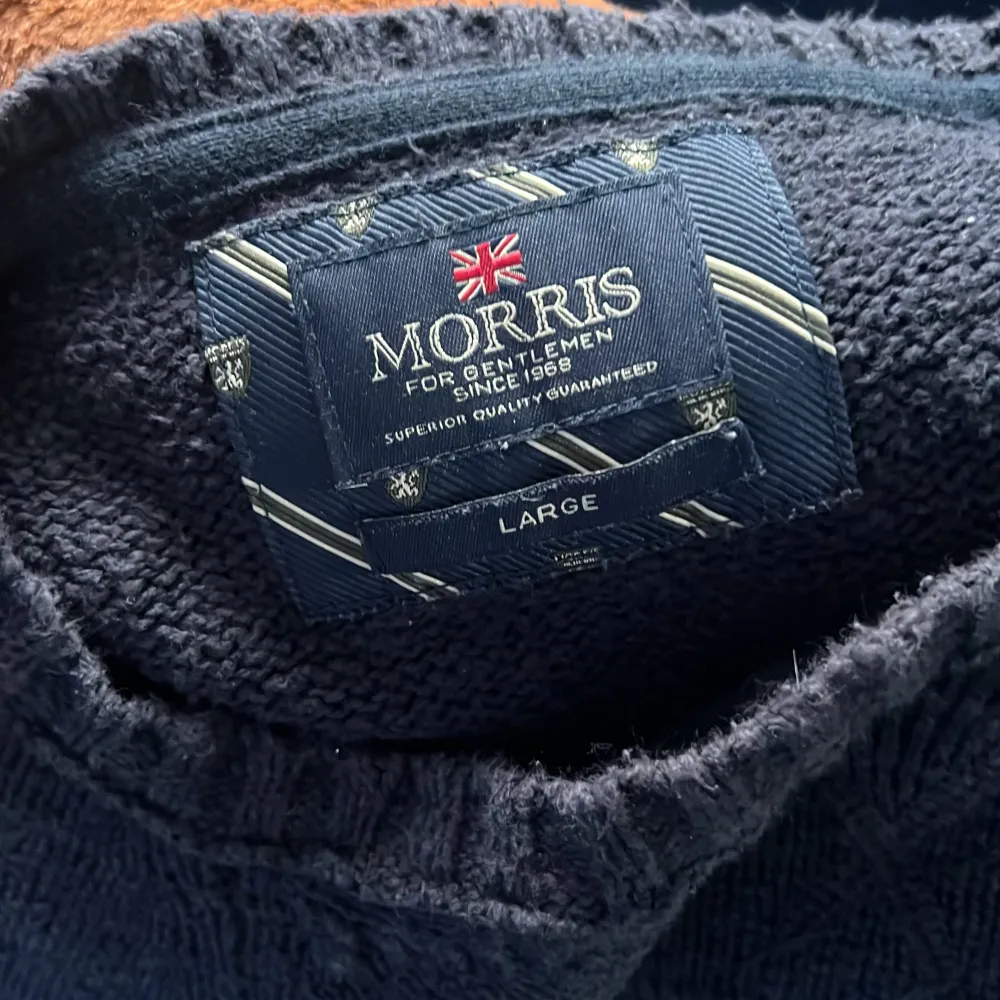 Morris stickad tröja, jättefin och felfri. Den är i storlek L. Nypris ca 1500kr Modellen är 180cm, väger 73 kg. Tröjor & Koftor.