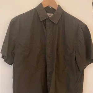 Kortärmad skjorta - En kortärmad mörkgrön skjorta från HM i stl M.