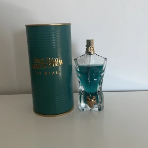 Säljer 3 ml av Jean Paul Gaultier le beau - En fin kokosnöt doft🥥 Perfekt till sommaren🌴
