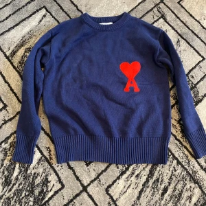 Ami Blå Tröja - Ami Paris tröja i väldigt god skick och hög kvalité Är ej använd, kan levereras förpackad och skyddad Köparen betalar helst för frakt om den ska fraktas! Skriv för mer information.