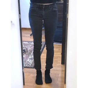 Mörkgrå super skinny jeans, W28 L29,5, regular waist, stilrena, grå, smala, slim, stretch - Mörkgrå skinny jeans i stadig stretchdenim. Klassisk 5-ficks modell med dragkedjegylf. Finns slitage på metalldetaljerna. Mått i cm: midja 36; höft 44; benvidd nedanför grenen 23,5; benöppning 14; grenhöjd fram/bak 21,5/33; innerben 75.