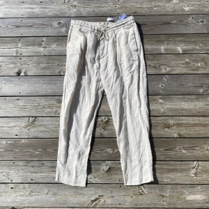 Zara Linnebyxor - Beiga linnebyxor från Zara ┃Storlek L enligt etikett┃Byxorna är i gott skick, sparsamt använda┃Köpta i Frankrike  