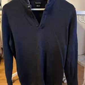 Stilig mörkblå tröja i fin skick 