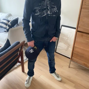 Ralph Lauren Denim Supply Zip-Up Hoodie - Tja! Säljer nu denna tvärfeta Navy Ralph Lauren Hoodien i mycket bra skick. Storlek S/M. Skriv gärna vid ytterligare frågor eller funderingar!
