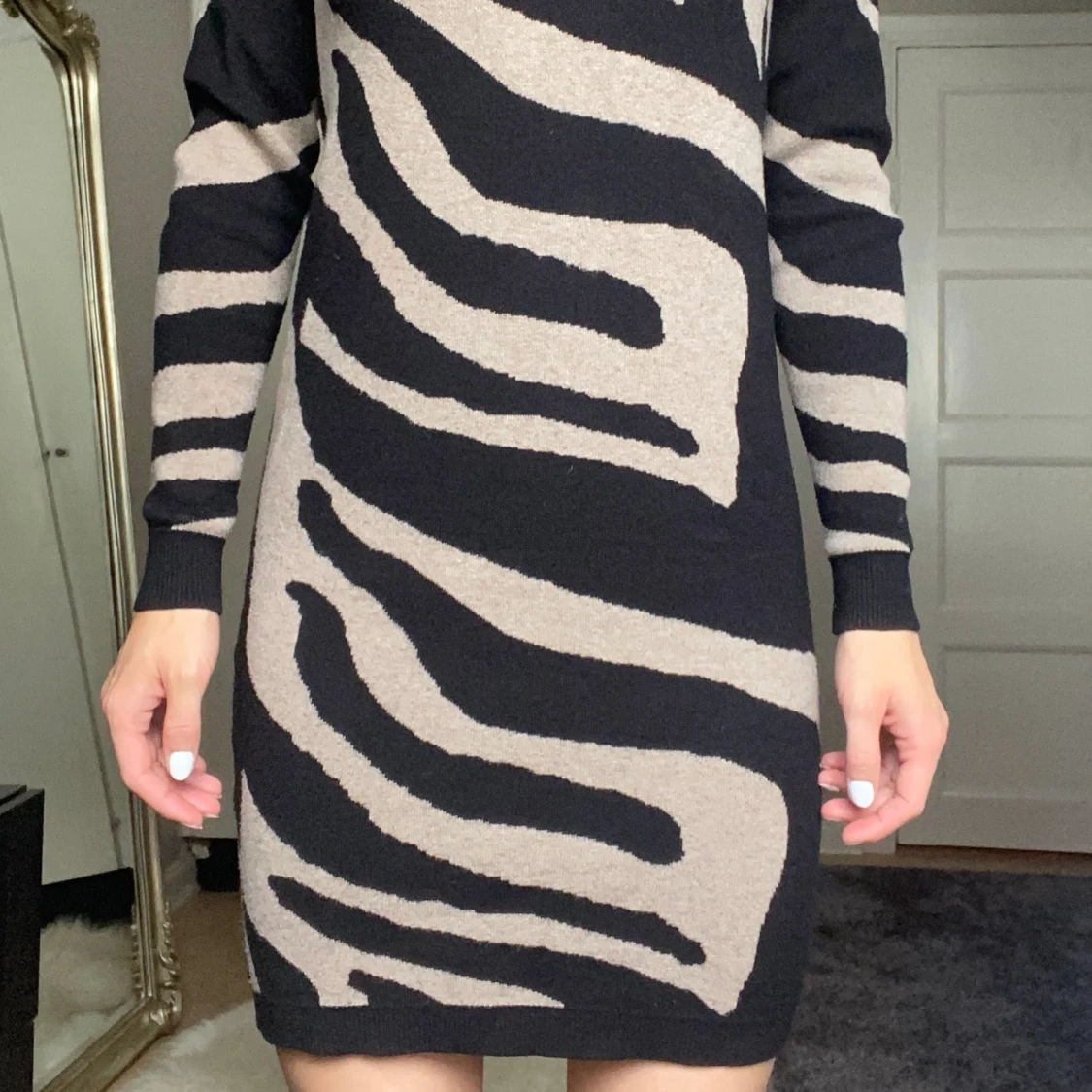 Mönstrad stickad klänning  - 90