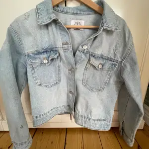 Jätte snygg jeans jacka från zara! Använd fåtal ggr och inga defekter🥰🥰kontakta innan köp!!