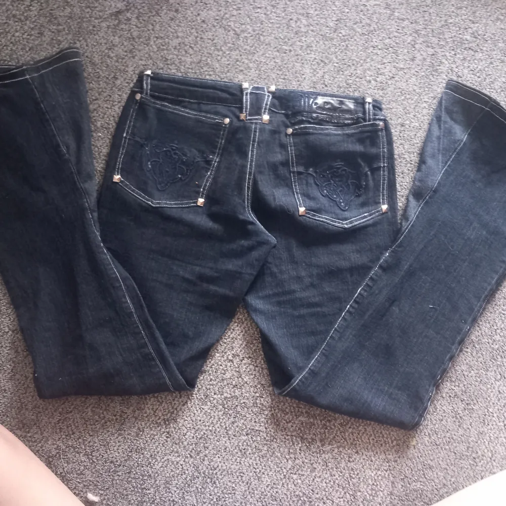 Mörkblåa lågmidjade jeans . Jeans & Byxor.