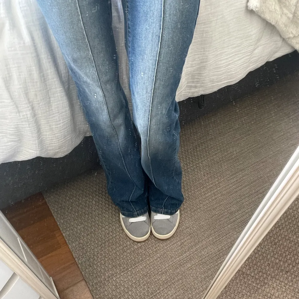 Säljer mina blåa byxor. Vet ej vart dessa är ifrån men den är lik de från Nelly. De är i jätte bra skick och sydda lågmidjade💋. Jeans & Byxor.