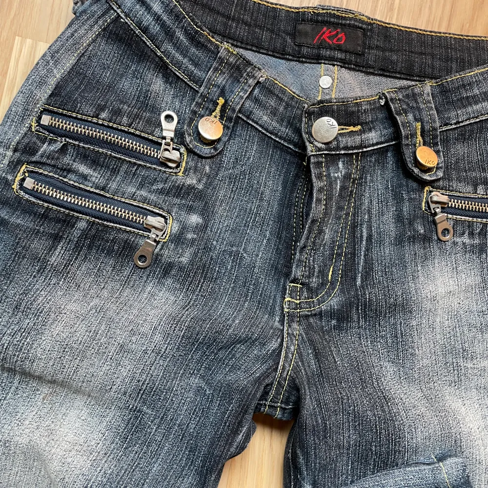 ett par vintage jeans köpta 2nd hand i amsterdam ! i okej skick, priset är diskuterbart! . Jeans & Byxor.