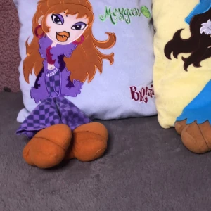 !Bratz kudde limited edition! - Oanvända Bratz kuddar från 2012, samt nytvättad!  Detta är ”Meygan” men har även ”Sasha”.  Hur snygga som helst att ha som deklaration i sitt rum😍  (Som sagt så tillverkas inte dessa längre)
