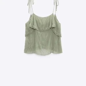 Super söt somrigt linne  - Säljer nu mitt jätte fina gröna linne från zara 🥰 Tröjan är aldrig använd!! Skriv för funderingar och fler bilder💕